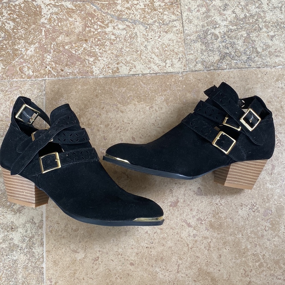 Qupid Black Heeled Booties Size 5.5